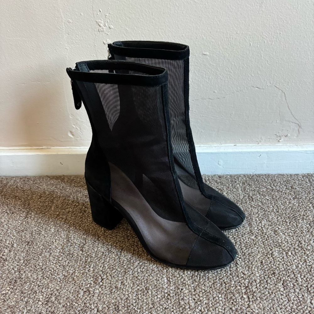 Avec Les Filles Booties Size 6